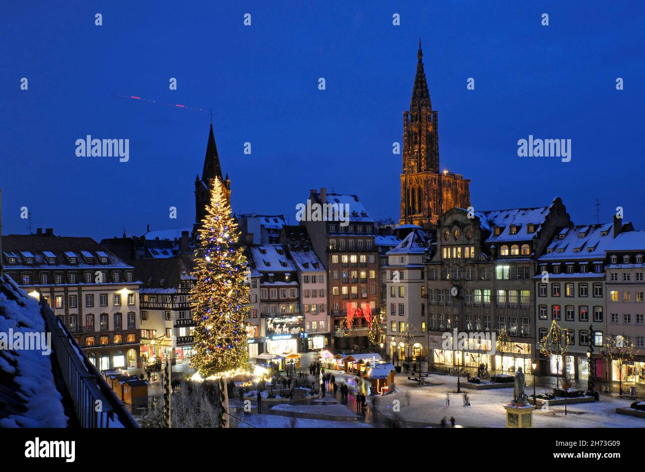 FRANCIA, BAS-RHIN (67), STRASBURGO, ILLUMINAZIONE DELL'ALBERO DI NATALE E DELLA CATTEDRALE, PLACE KLEBER Foto Stock