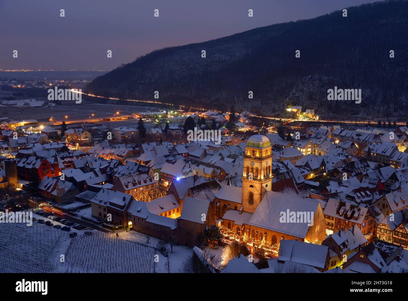 FRANCIA, ALTO RENO (68), KAYSERSBERG, KAYSERSBERG VILLAGGIO DI NOTTE NELLA NEVE DURANTE IL MERCATO DI NATALE Foto Stock