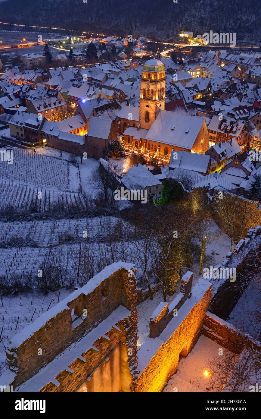 FRANCIA, ALTO RENO (68), KAYSERSBERG, KAYSERSBERG VILLAGGIO DI NOTTE NELLA NEVE DURANTE IL MERCATO DI NATALE Foto Stock