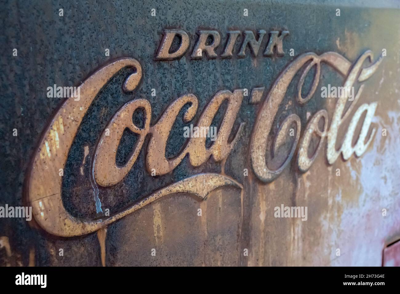 Weathered, refrigerante vintage della Coca-Cola a contrassegno del Potter a Clarkesville, Georgia. (USA) Foto Stock