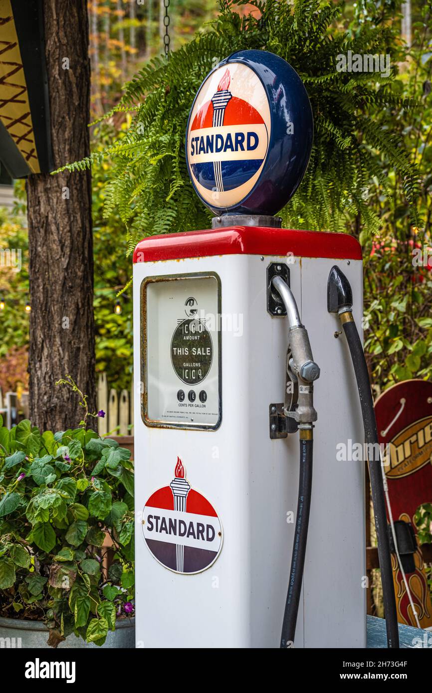 Pompa di benzina Vintage Standard Oil presso Annie's all'Alley's Market & Deli a Lakemont, Georgia, vicino al lago Rabun. (USA) Foto Stock