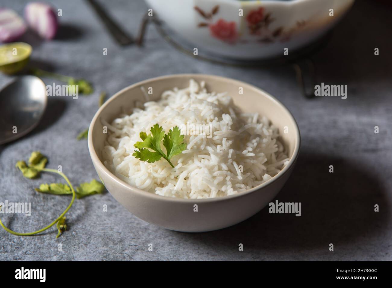 Foglia di coriandolo su riso basmati cotto con uso di fuoco selettivo Foto Stock