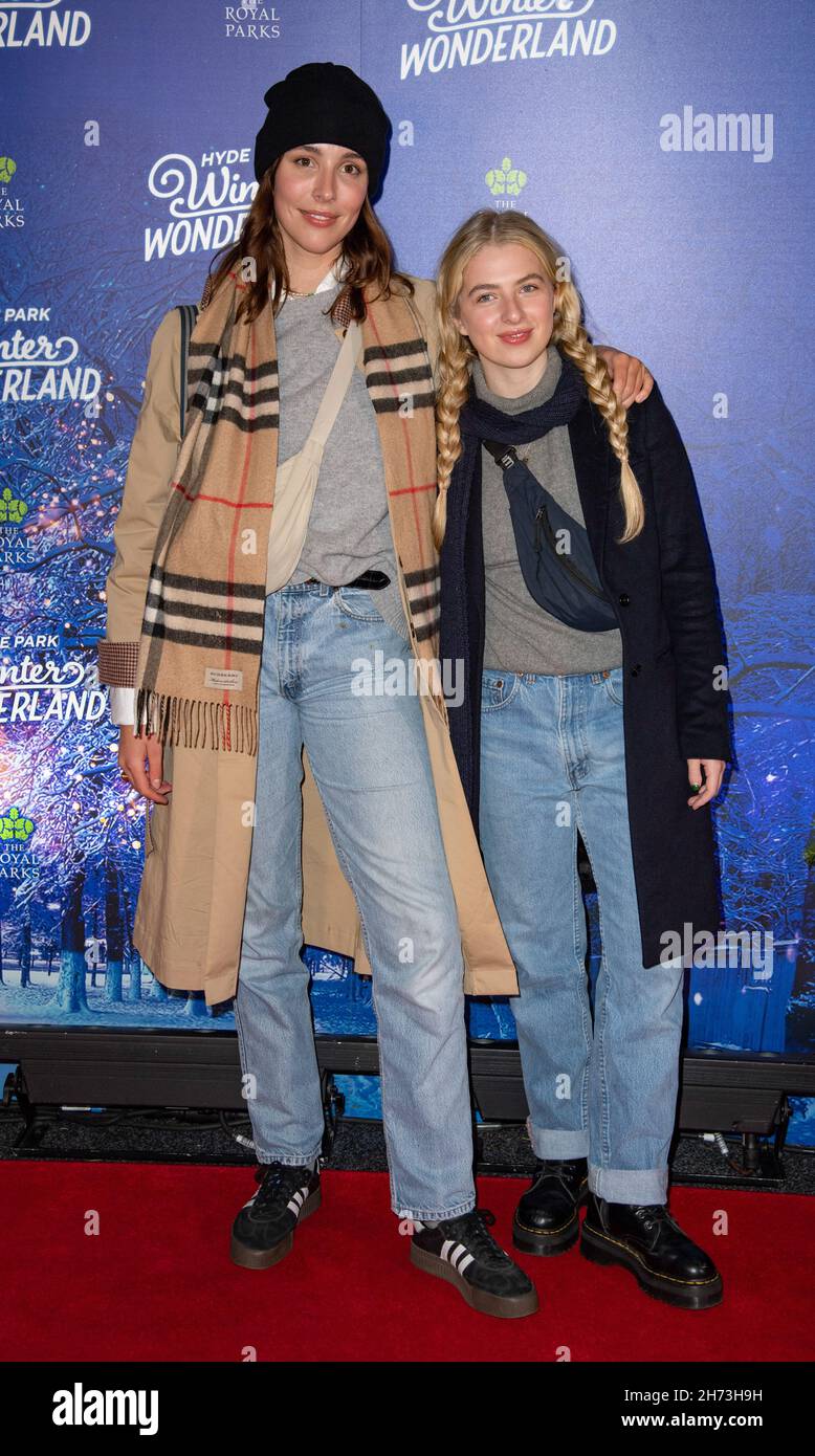 Londra, Regno Unito. 18 Nov 2021. Anais Gallagher (R) partecipa alla serata VIP Preview di Hyde Park Winter Wonderland a Londra. (Foto di Gary Mitchell/SOPA Images/Sipa USA) Credit: Sipa USA/Alamy Live News Foto Stock