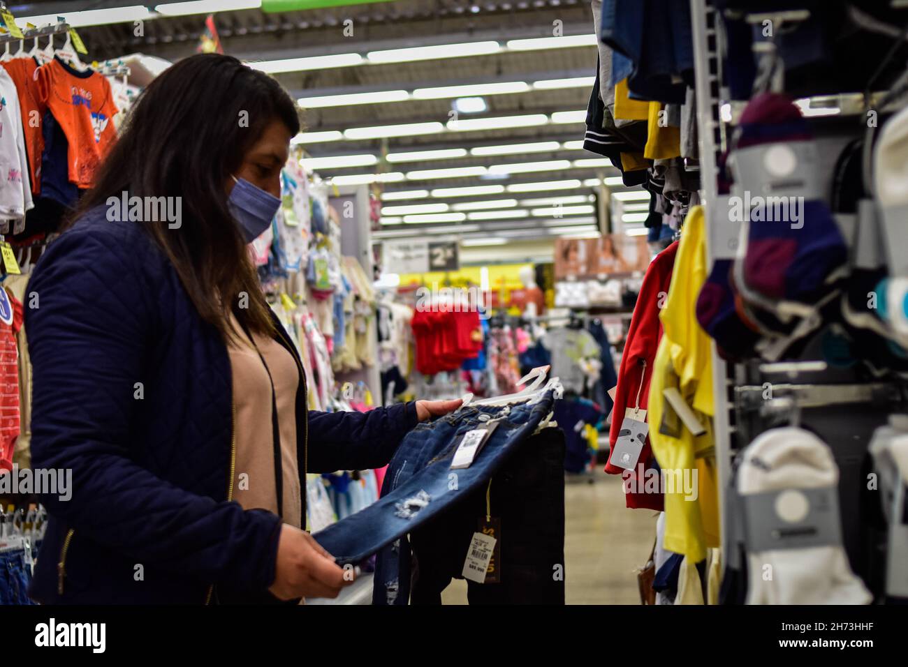 Narino, Colombia. 19 Nov 2021. I Colombiani vanno nei centri commerciali e nei principali negozi del paese approfittando del giorno senza IVA 'Dia sin IVA' decretata dal governo nazionale di Ipiales - Narino, Colombia il 19 novembre 2021. Acquirenti finalizzati per lo shopping natalizio come giocattoli, elettronica, vestiti e elettrodomestici. Credit: Long Visual Press/Alamy Live News Foto Stock