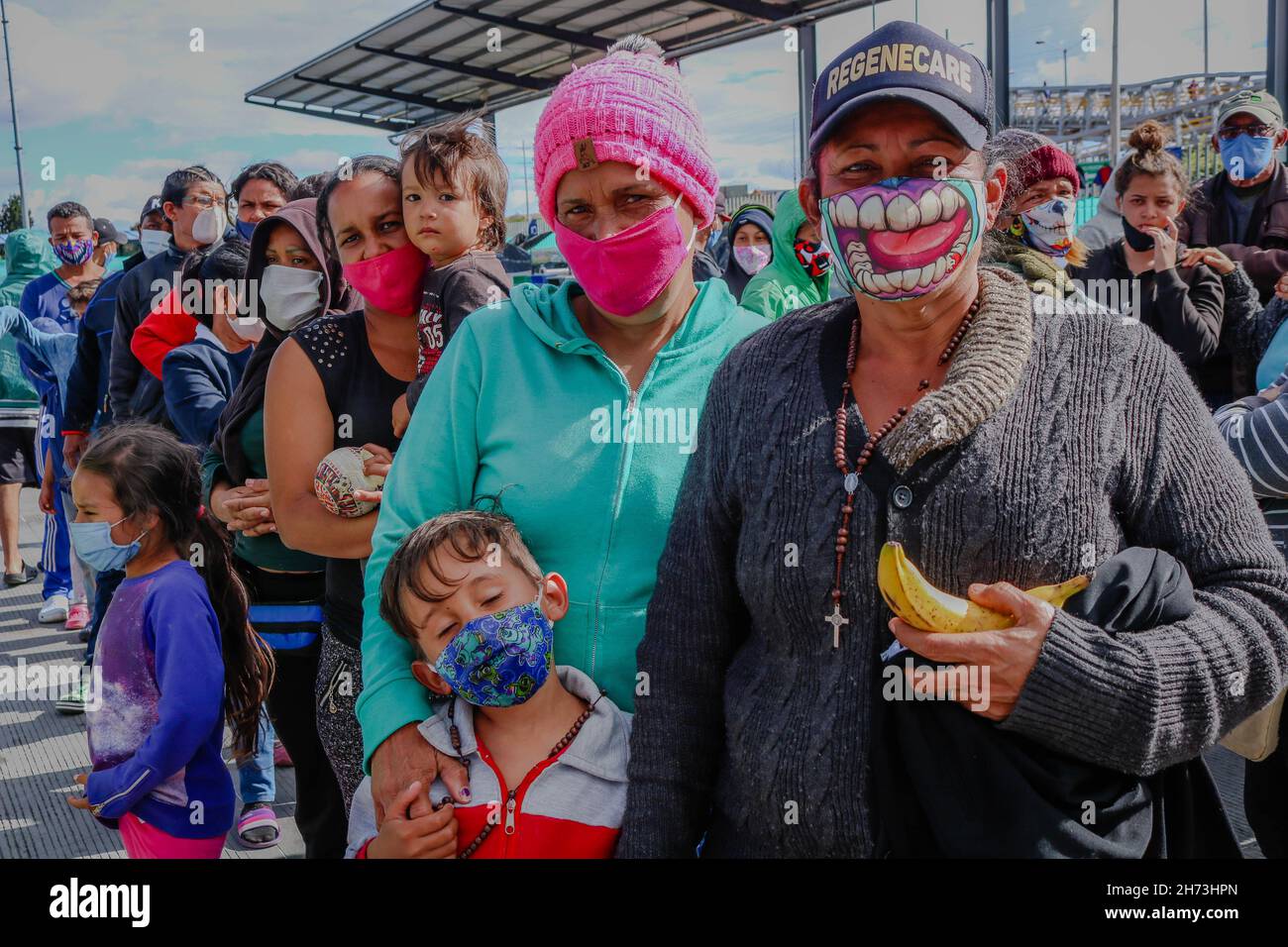 Le famiglie migranti venezuelane che vivono nel centro di trasporto settentrionale di Bogotà, Colombia, ricevono aiuti alimentari in mezzo al COVID-19 Pandemic sectored lockdown, il 18 luglio 2020. Foto Stock