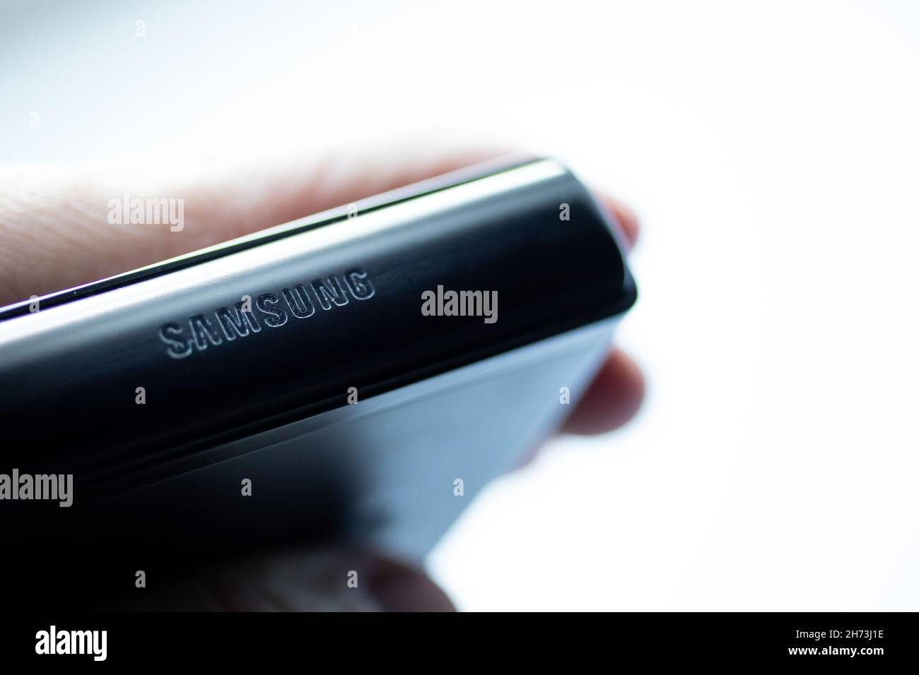 Il logo Samsung è inciso in metallo sulla cerniera dello smartphone pieghevole Samsung Galaxy Flip Z. Foto Stock