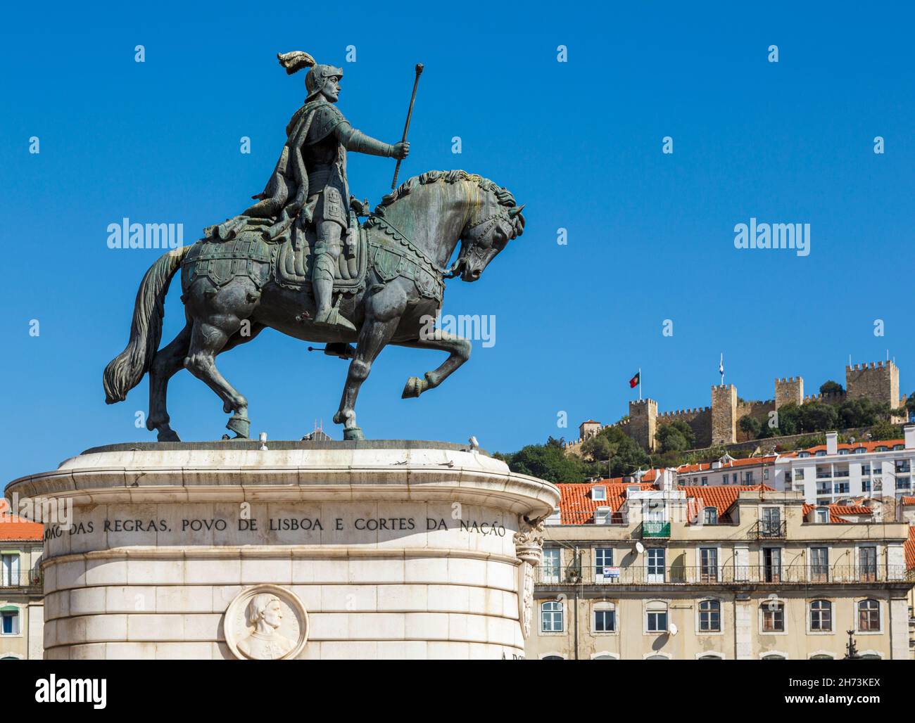 Lisbona, Portogallo. Statua di Dom Joao i a Praca da Figueira. Castelo de Sao Jorge sullo sfondo. La statua del re è opera di Leopoldo de A. Foto Stock