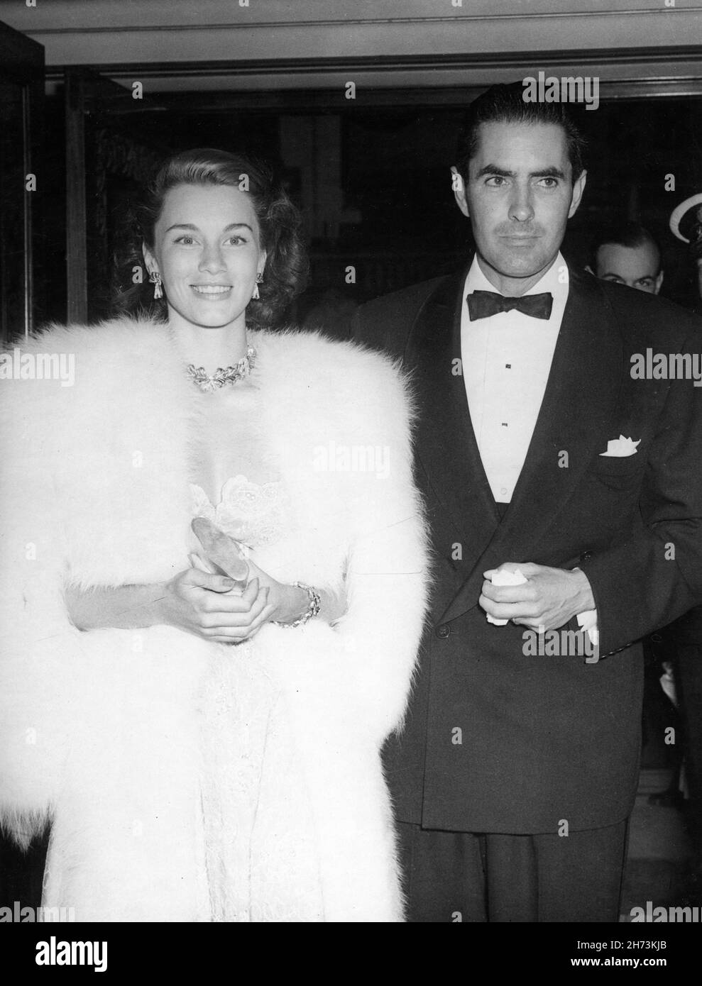 TYRONE POWER e la sua seconda moglie LINDA CHRISTIAN arrivano a una Film Premiere a Londra nel 1949 Foto Stock