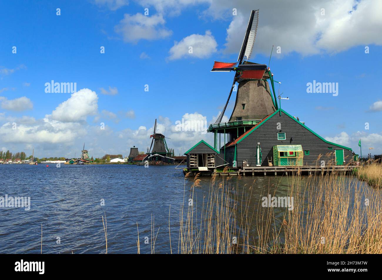 Ci sono mulini a vento, che si trova nella zona del Nord Olanda nel villaggio di Zaanse-Saëns. Foto Stock