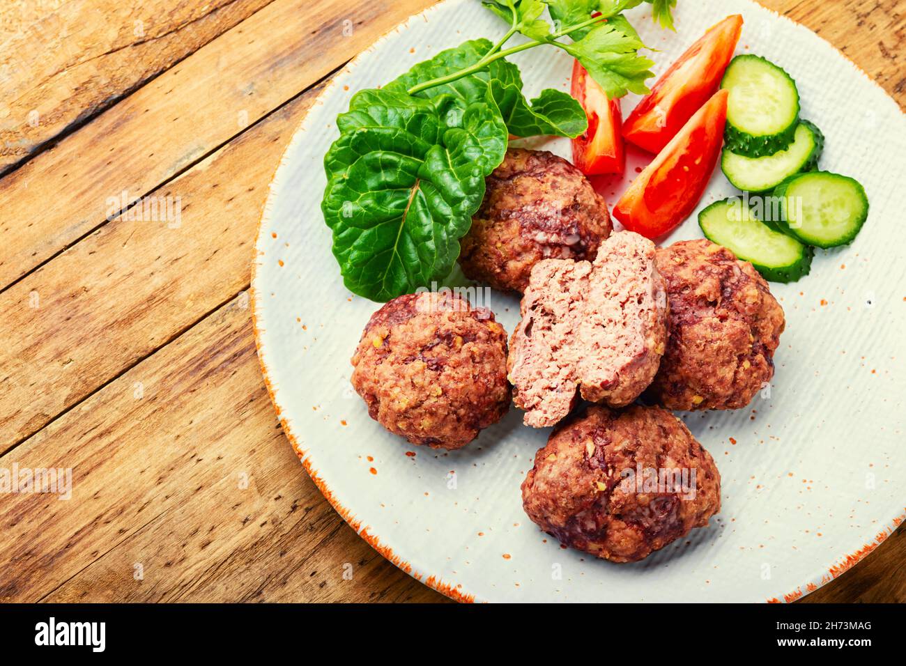 Cuocete a vapore le cotolette o le polpette e le verdure a fette. Colazione dietetica Foto Stock