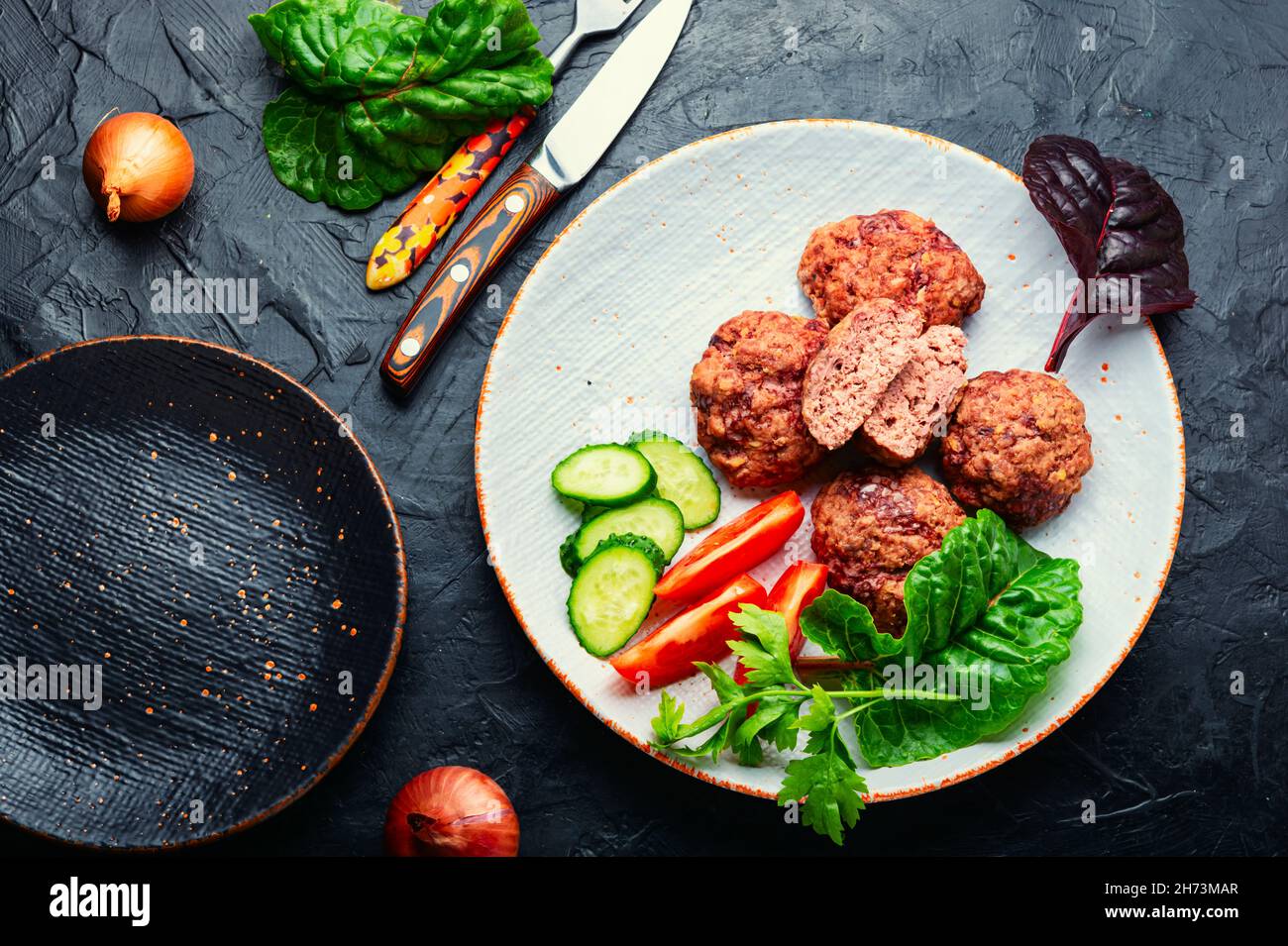 Deliziose cotolette di vitello dietetiche. Cuocere a vapore le cotolette e le verdure a fette Foto Stock