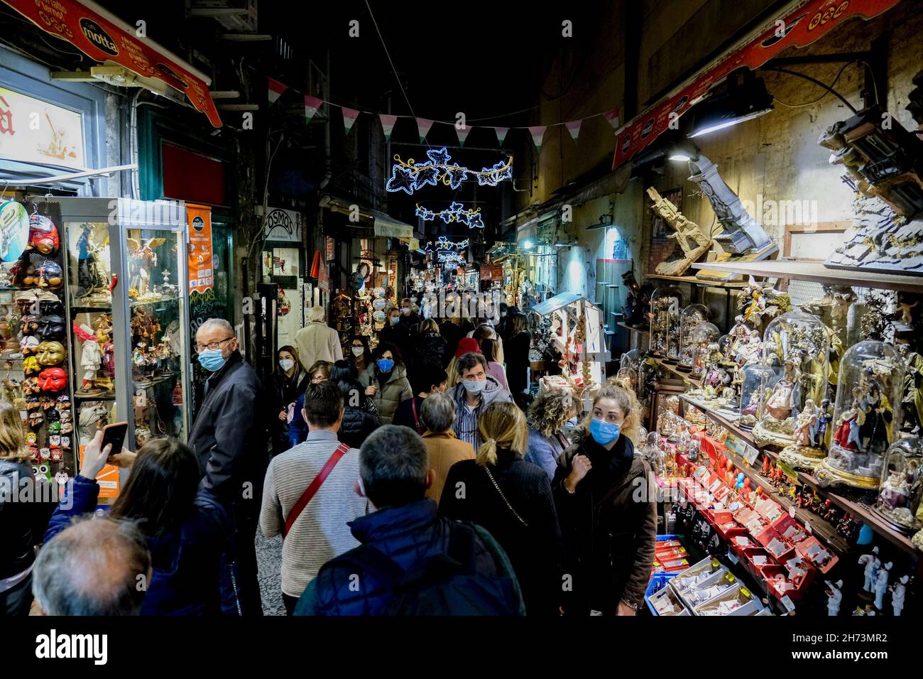 Turisti a San Gregorio Armeno, la strada conosciuta in tutto il mondo per i suoi laboratori di presepio, la stagione natalizia apre ufficialmente a Napoli oggi, 19 novembre 2021. Foto Stock