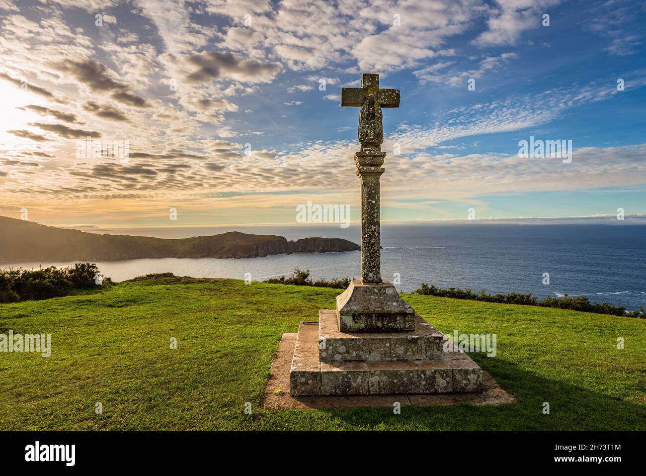 Antica pietra croce dal mare. Simbolo religioso tradizionale conosciuto come cruzeiro, Cedeira, Galizia, Spagna Foto Stock