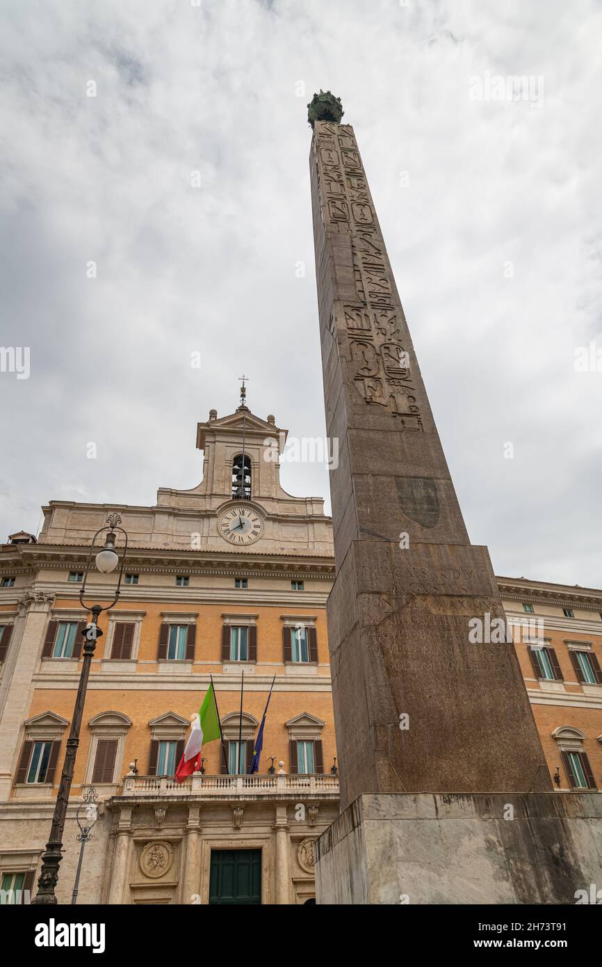 Palazzo Montecitorio, edificio del Parlamento della Camera dei deputati, Roma, Italia con l'Obelisco di Montecitorio Foto Stock