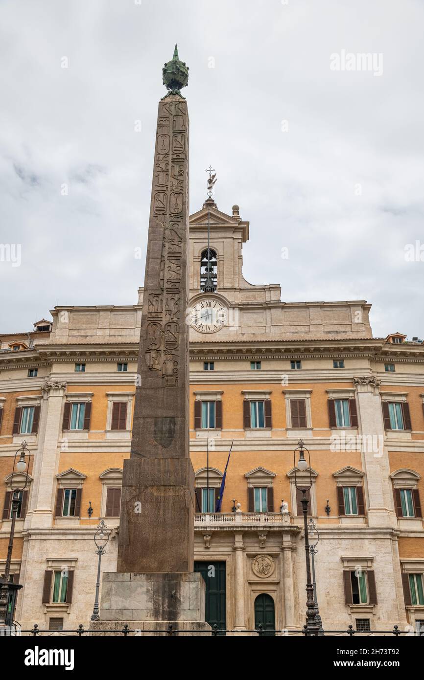 Palazzo Montecitorio, edificio del Parlamento della Camera dei deputati, Roma, Italia con l'Obelisco di Montecitorio Foto Stock