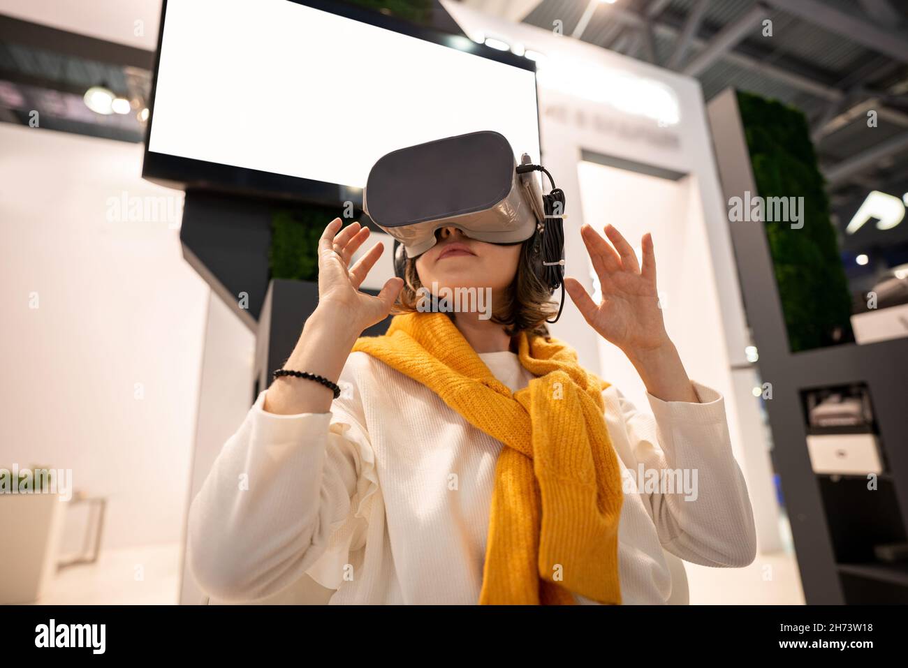 La donna usa occhiali di realtà virtuale Foto Stock