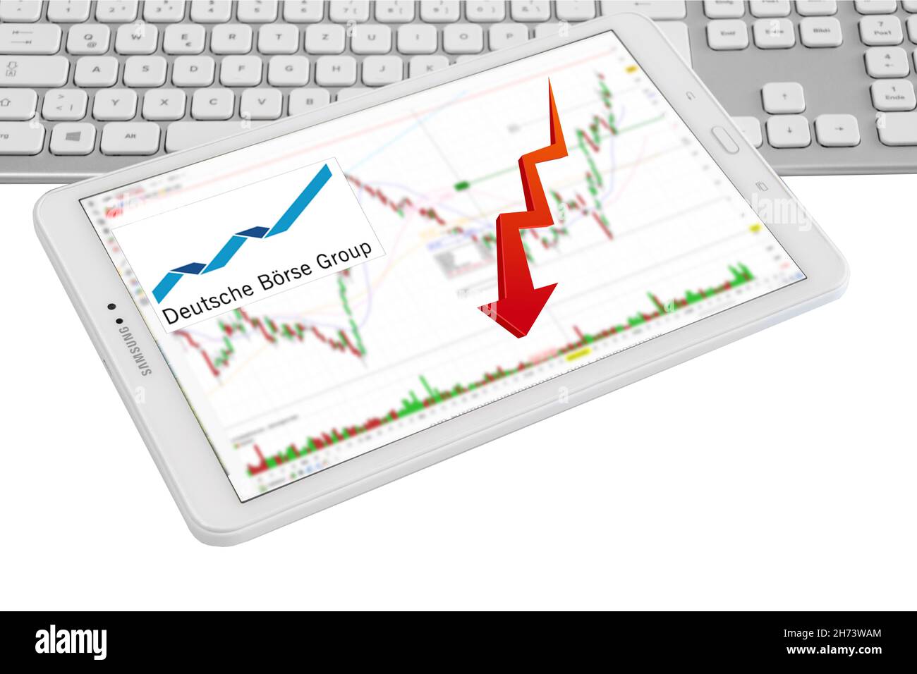 Amburgo, Germania - Novembre 14 2021: Deutsche Börse Group mit Logo Tablet Tastatur Aktienmarkt sfondo bianco Foto Stock