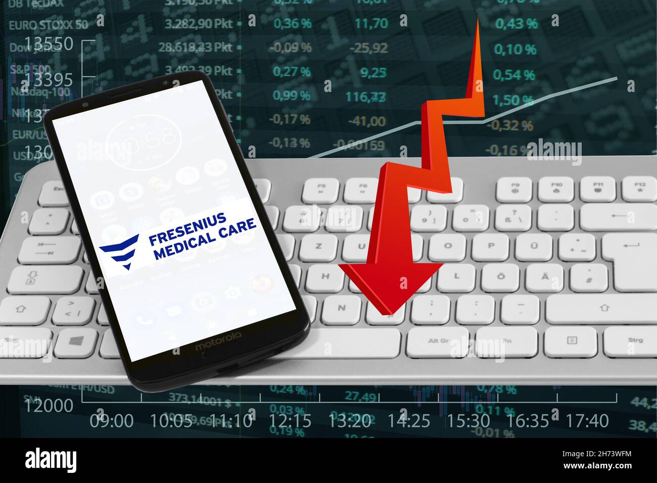 Amburgo, Germania - Novembre 14 2021: Fresenius Medical Care mit Logo smartphone Tastatur Aktienmarkt Chart background Foto Stock