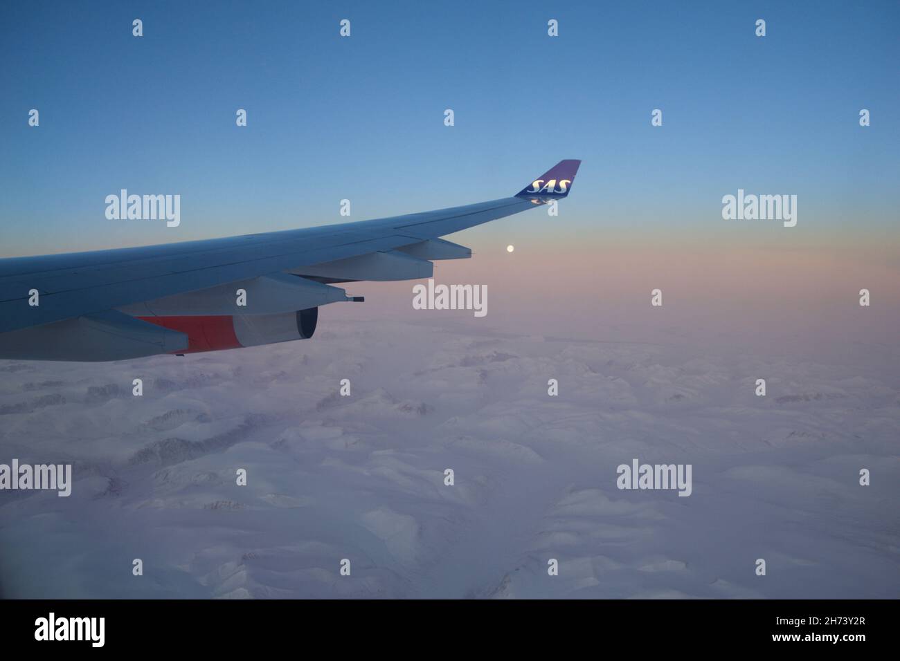 KOPENHAGEN, DANIMARCA - 24 NOV 2018: Vista dalla cabina dell'aeromobile all'ala al tramonto sugli iceberg della Groenlandia Foto Stock