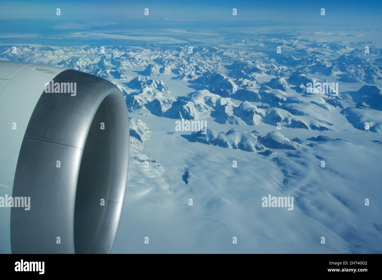 GROENLANDIA - 10 MAGGIO 2018: Vista dal finestrino dell'aeromobile del motore di un Boeing 787 sugli iceberg della Groenlandia Foto Stock