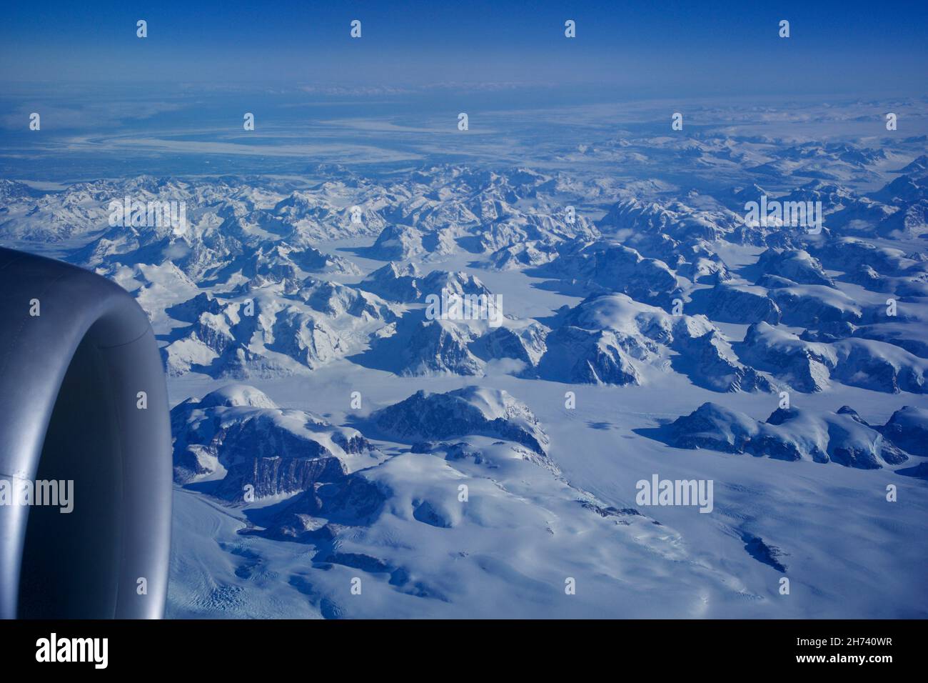 GROENLANDIA - 10 MAGGIO 2018: Vista dal finestrino dell'aeromobile del motore di un Boeing 787 sugli iceberg della Groenlandia Foto Stock