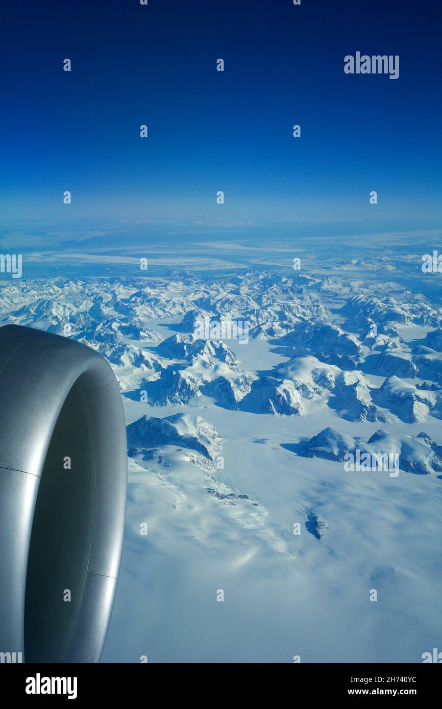 GROENLANDIA - 10 MAGGIO 2018: Vista dal finestrino dell'aeromobile del motore di un Boeing 787 sugli iceberg della Groenlandia Foto Stock