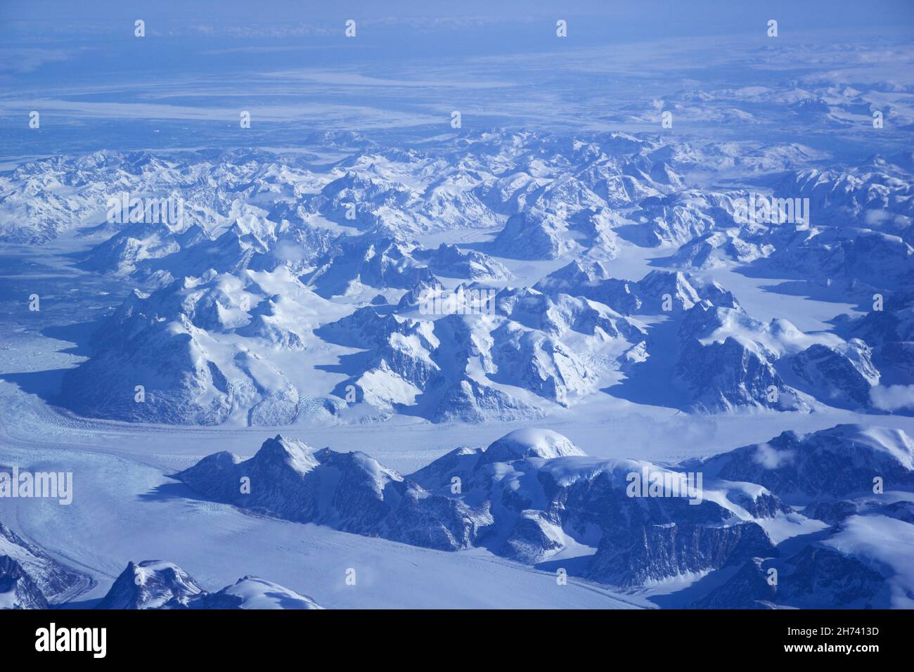 GROENLANDIA - 10 MAGGIO 2018: Vista dal finestrino dell'aeromobile del motore di un Boeing 787 sugli iceberg della Groenlandia Foto Stock
