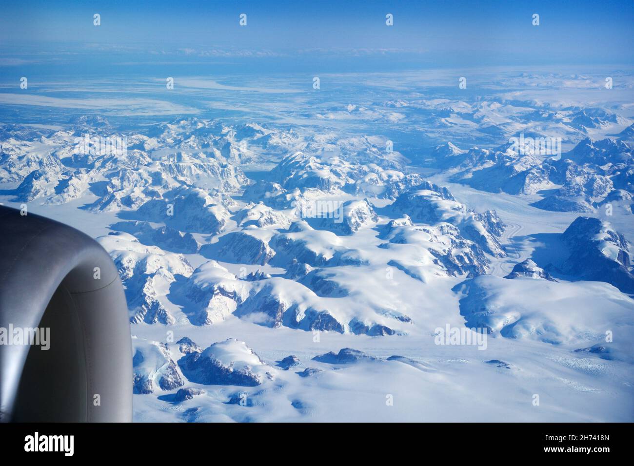 GROENLANDIA - 10 MAGGIO 2018: Vista dal finestrino dell'aeromobile del motore di un Boeing 787 sugli iceberg della Groenlandia Foto Stock