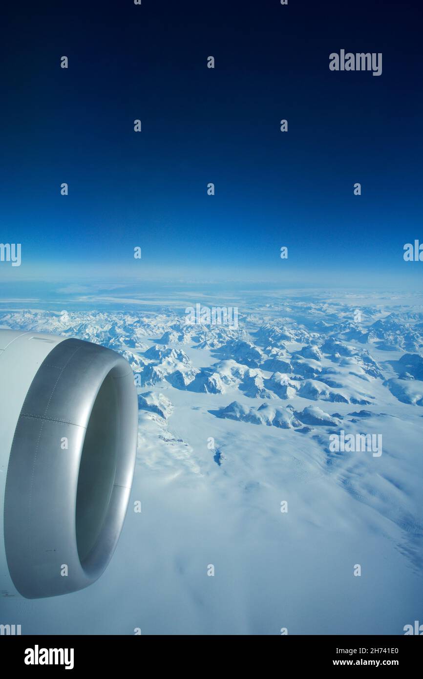 GROENLANDIA - 10 MAGGIO 2018: Vista dal finestrino dell'aeromobile del motore di un Boeing 787 sugli iceberg della Groenlandia Foto Stock