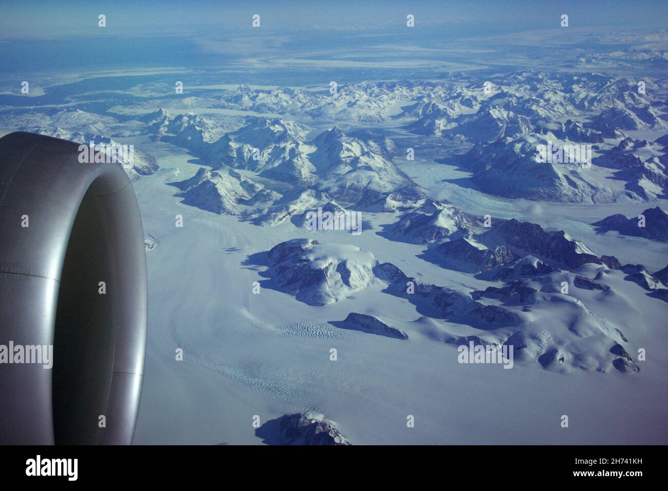 GROENLANDIA - 10 MAGGIO 2018: Vista dal finestrino dell'aeromobile del motore di un Boeing 787 sugli iceberg della Groenlandia Foto Stock