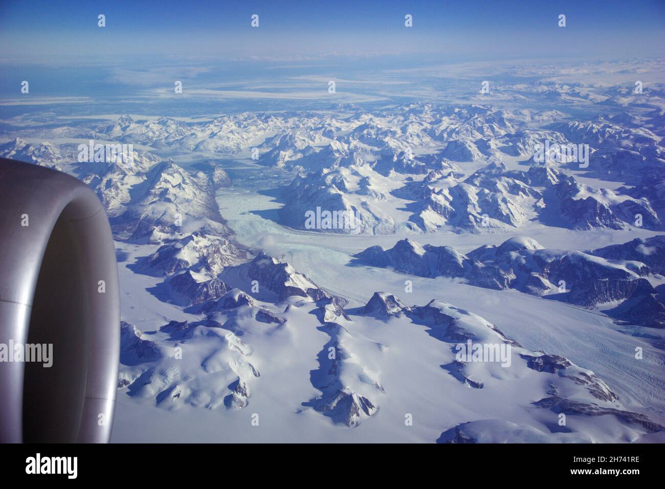 GROENLANDIA - 10 MAGGIO 2018: Vista dal finestrino dell'aeromobile del motore di un Boeing 787 sugli iceberg della Groenlandia Foto Stock