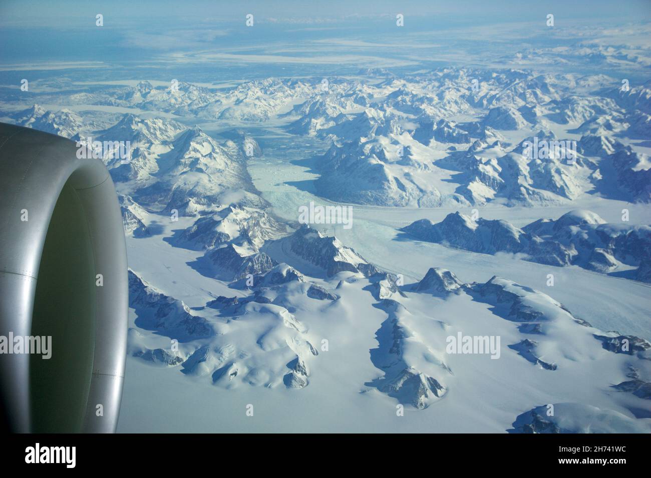 GROENLANDIA - 10 MAGGIO 2018: Vista dal finestrino dell'aeromobile del motore di un Boeing 787 sugli iceberg della Groenlandia Foto Stock