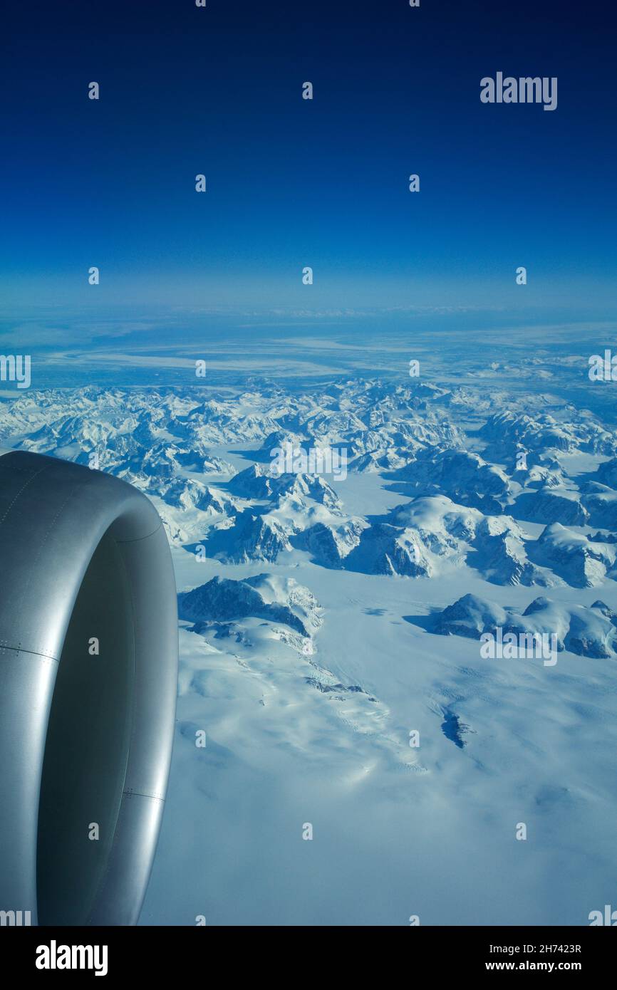GROENLANDIA - 10 MAGGIO 2018: Vista dal finestrino dell'aeromobile del motore di un Boeing 787 sugli iceberg della Groenlandia Foto Stock