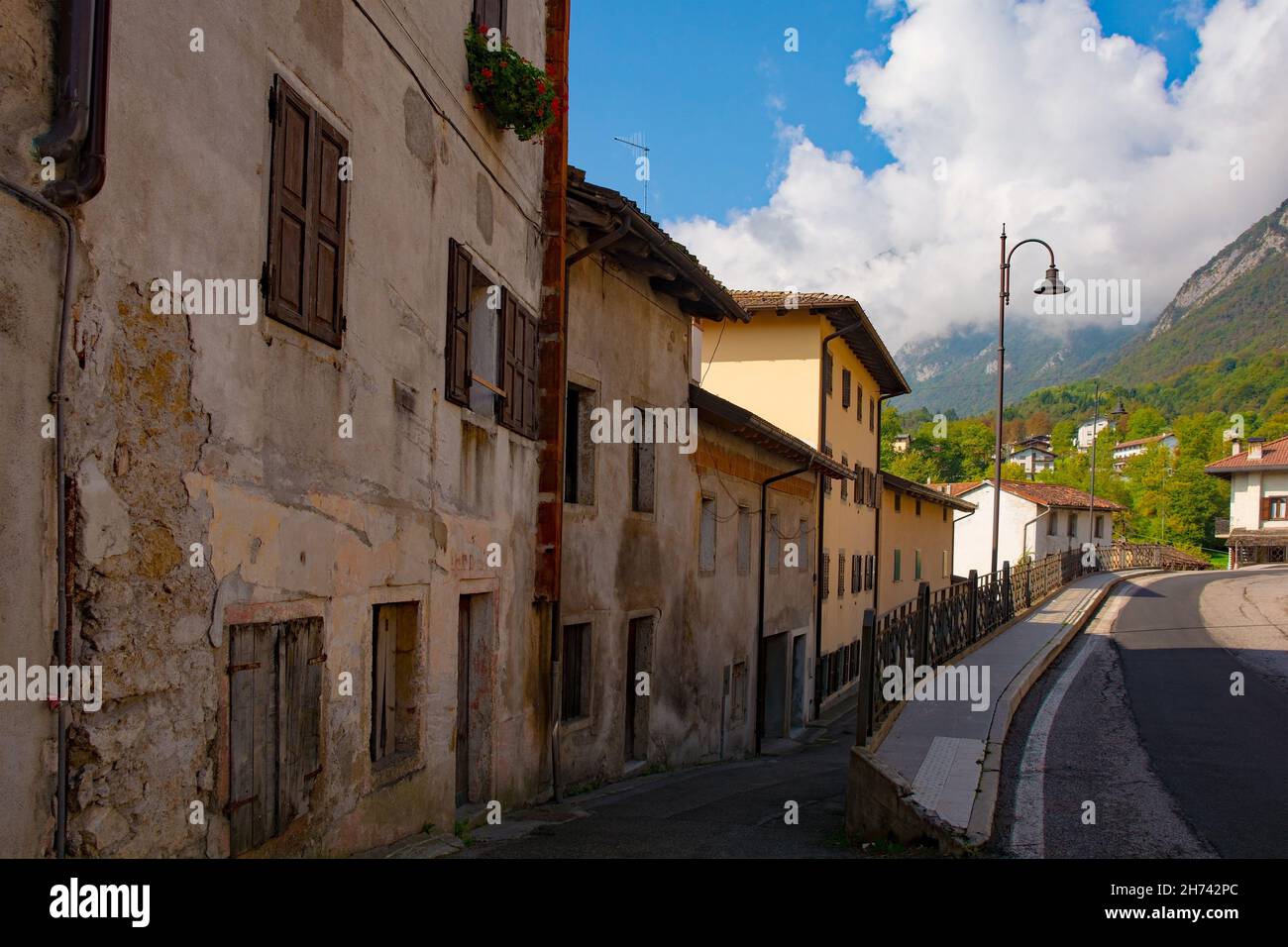 Edifici residenziali nel centro storico di Ampezzo in provincia di Udine, Friuli-Venezia Giulia, Italia nord-orientale Foto Stock