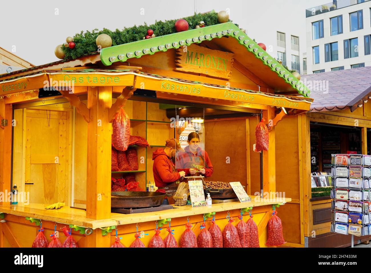 Stand di Natale che vende castagne calde al mercatino di Natale 2021 nel centro di Düsseldorf/Germania. Foto Stock