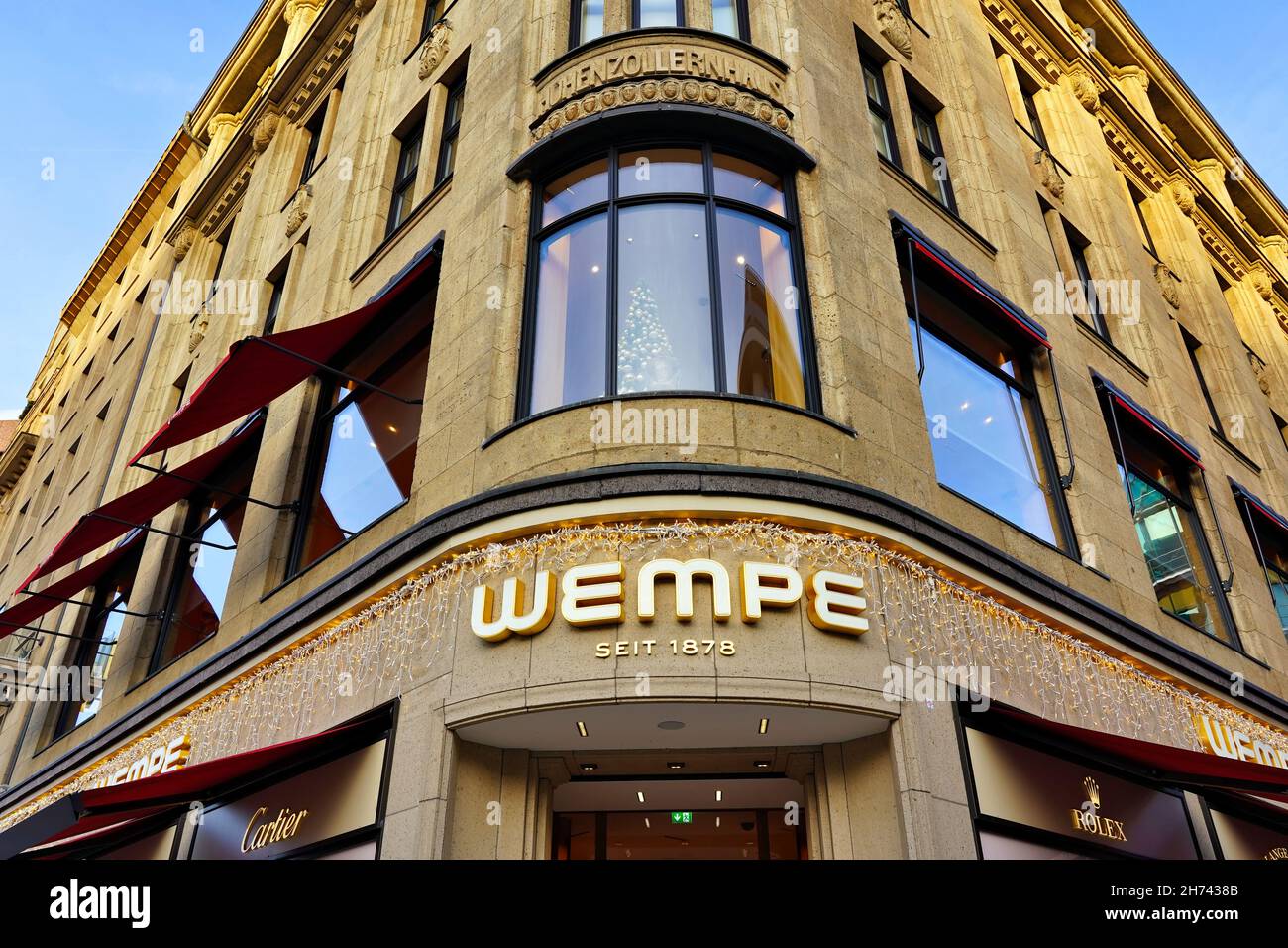 Il negozio di gioielli tedesco „Wempe“ (fondato nel 1878) nel palazzo Hohenzollernhaus nel centro di Düsseldorf/Germania a Natale. Foto Stock