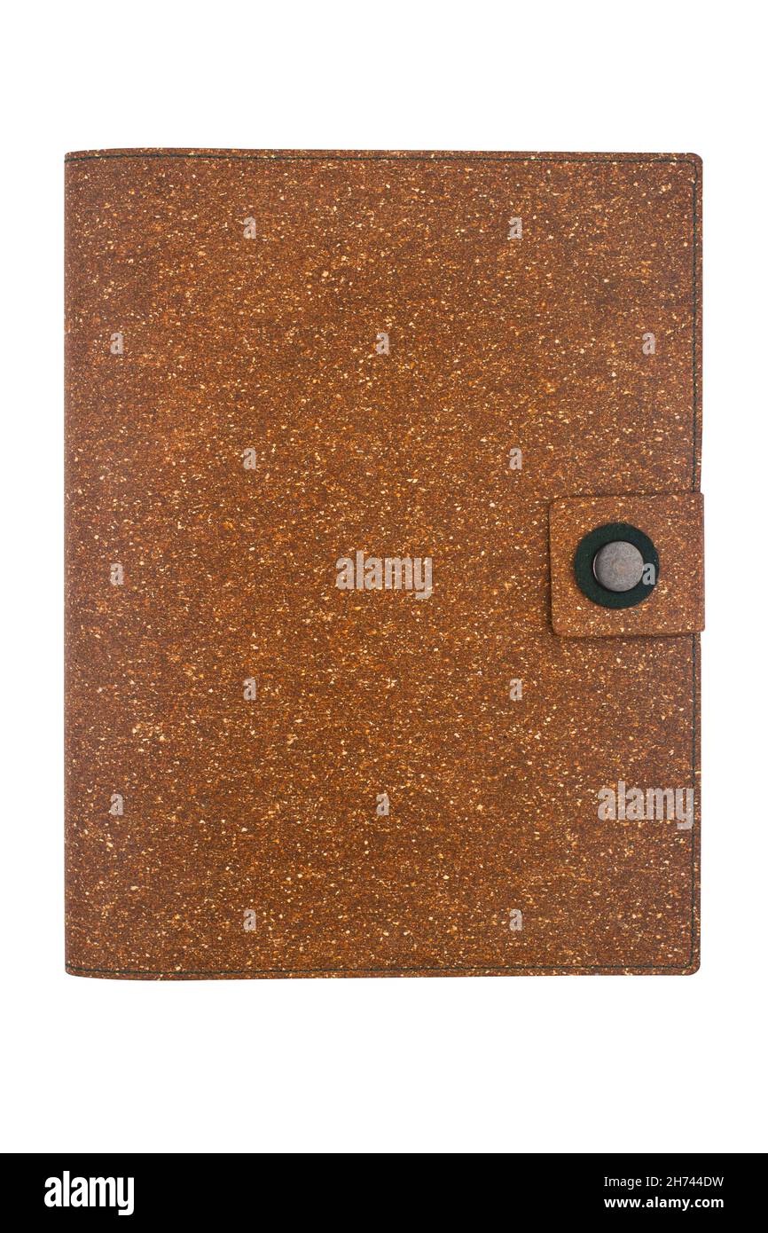 vista dall'alto primo piano del notebook chiuso con chiusura a bottoni e coperchio in sughero marrone isolato su sfondo bianco Foto Stock