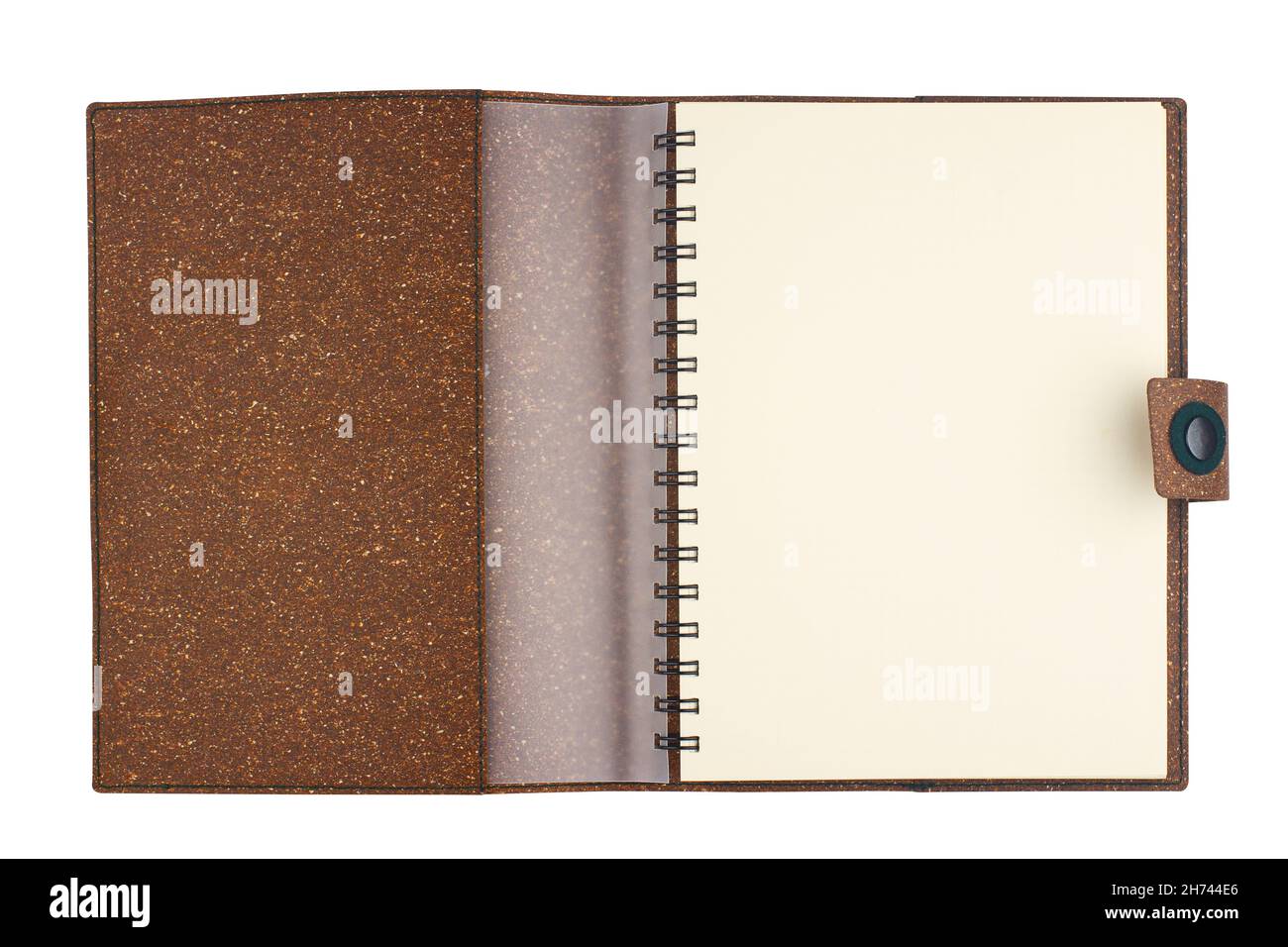 vista dall'alto primo piano di un notebook aperto con spirali metalliche e pagine bianche in sughero marrone con copertina rigida isolate su bianco Foto Stock
