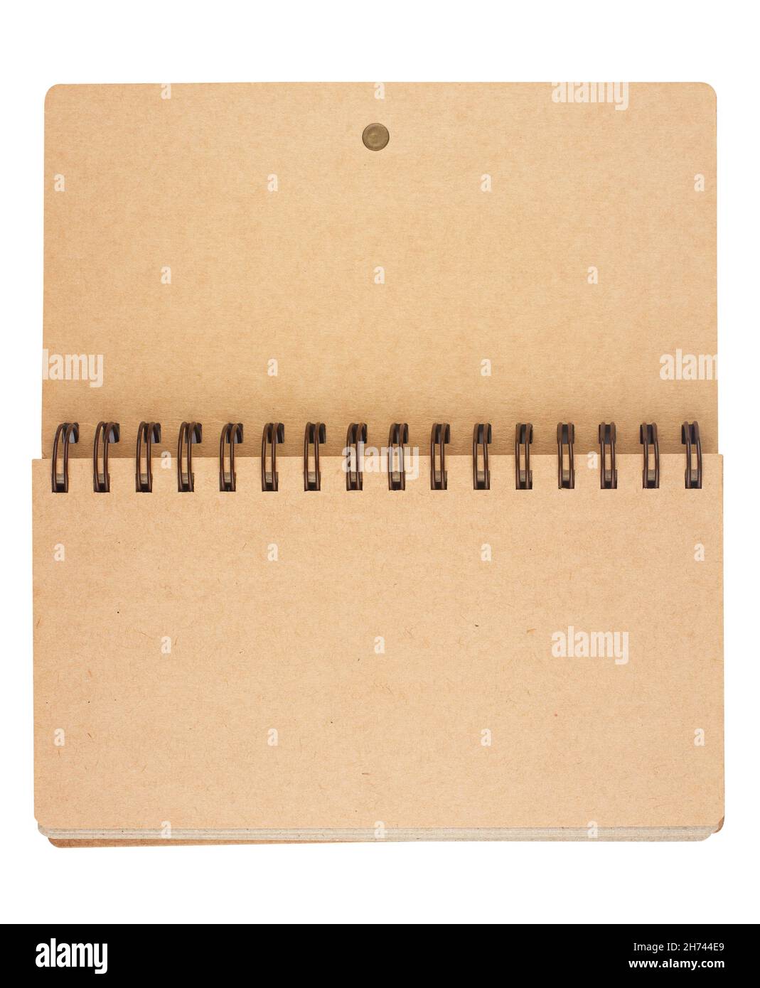 vista dall'alto primo piano di un notebook aperto con spirali metalliche e pagine bianche di copertina rigida di cartone marrone chiaro isolate su bianco Foto Stock
