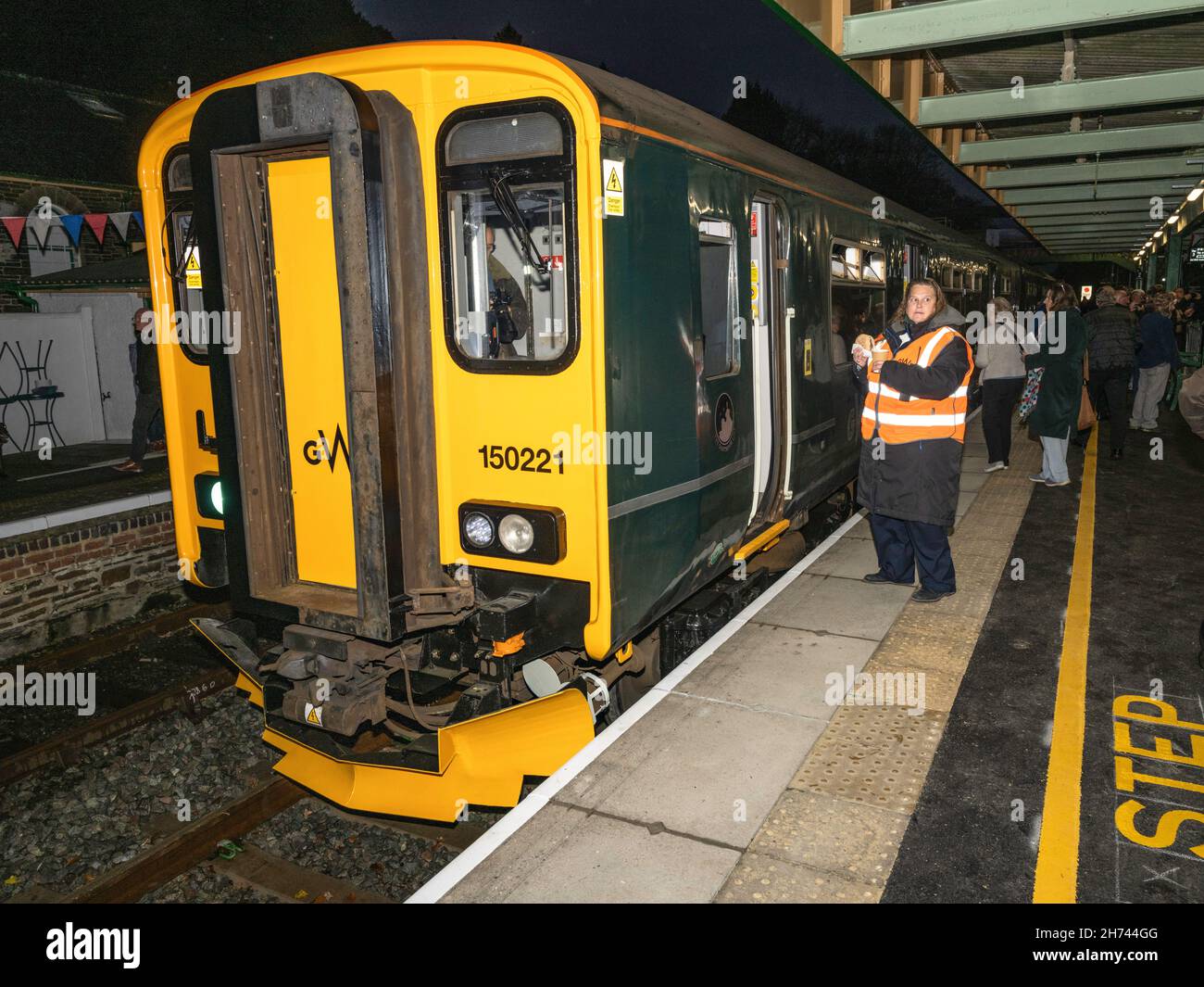 Sabato 20 novembre 2021 - il primo treno della linea Dartmoor arriva alla stazione di Okehampton. Un servizio passeggeri regolare per Exeter è stato inaugurato dopo un gap di quasi 50 anni. Per rinnovare la strada, sono state poste 11 miglia di pista nuova, con 24,000 traversine in cemento e 29,000 tonnellate di balast. Il ripristino del servizio regolare migliorerà i collegamenti per i pendolari e fornirà un terminal per i visitatori per esplorare il Parco Nazionale di Dartmoor. Essa stimolerà le imprese locali, il settore turistico e offrirà un migliore accesso al lavoro e all'istruzione ai locali. Foto Stock