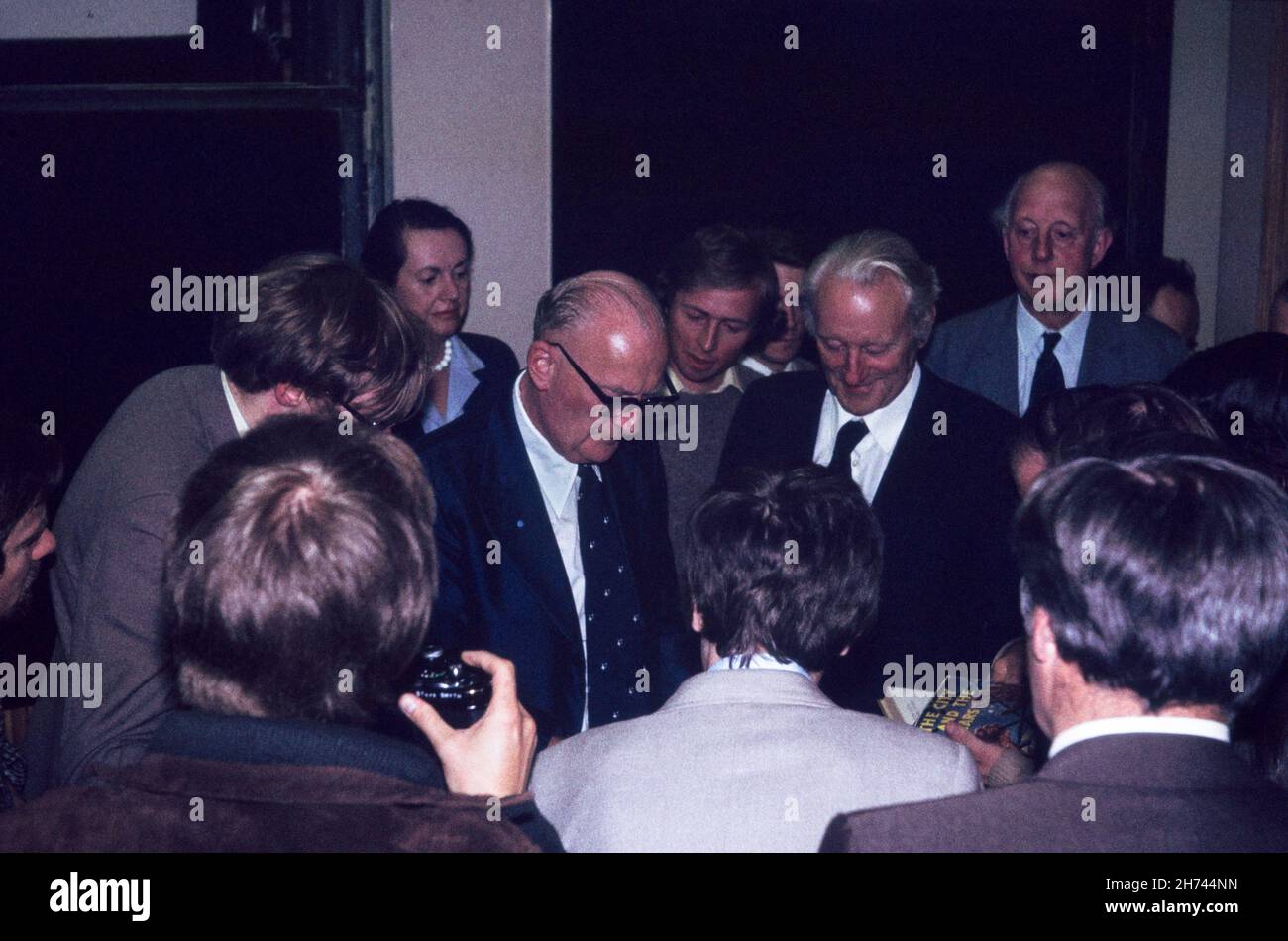 Immagine dell'archivio di Arthur C. Clarke (1917-2009) scrittore di fantascienza, firma libri dopo aver parlato all'University College di Londra, Gower Street, Londra Inghilterra, 19 ottobre 1979. Alla sua sinistra, con cravatta, William (Bill) MacQuitty (1905-2004), produttore del film 'A Night to Remember' (1958). Foto Stock