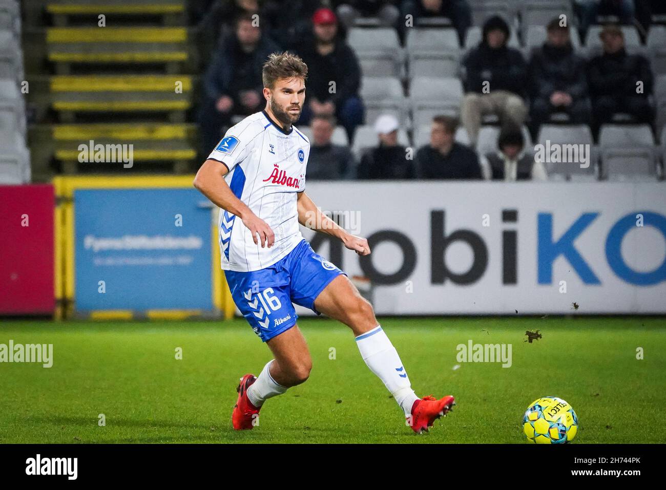 Odense, Danimarca. 19 Nov 2021. Jorgen Skjelvik (16) di OB visto durante la partita 3F Superliga tra Odense Boldklub e Viborg FF al Parco Naturale dell'energia di Odense. (Photo Credit: Gonzales Photo/Alamy Live News Foto Stock