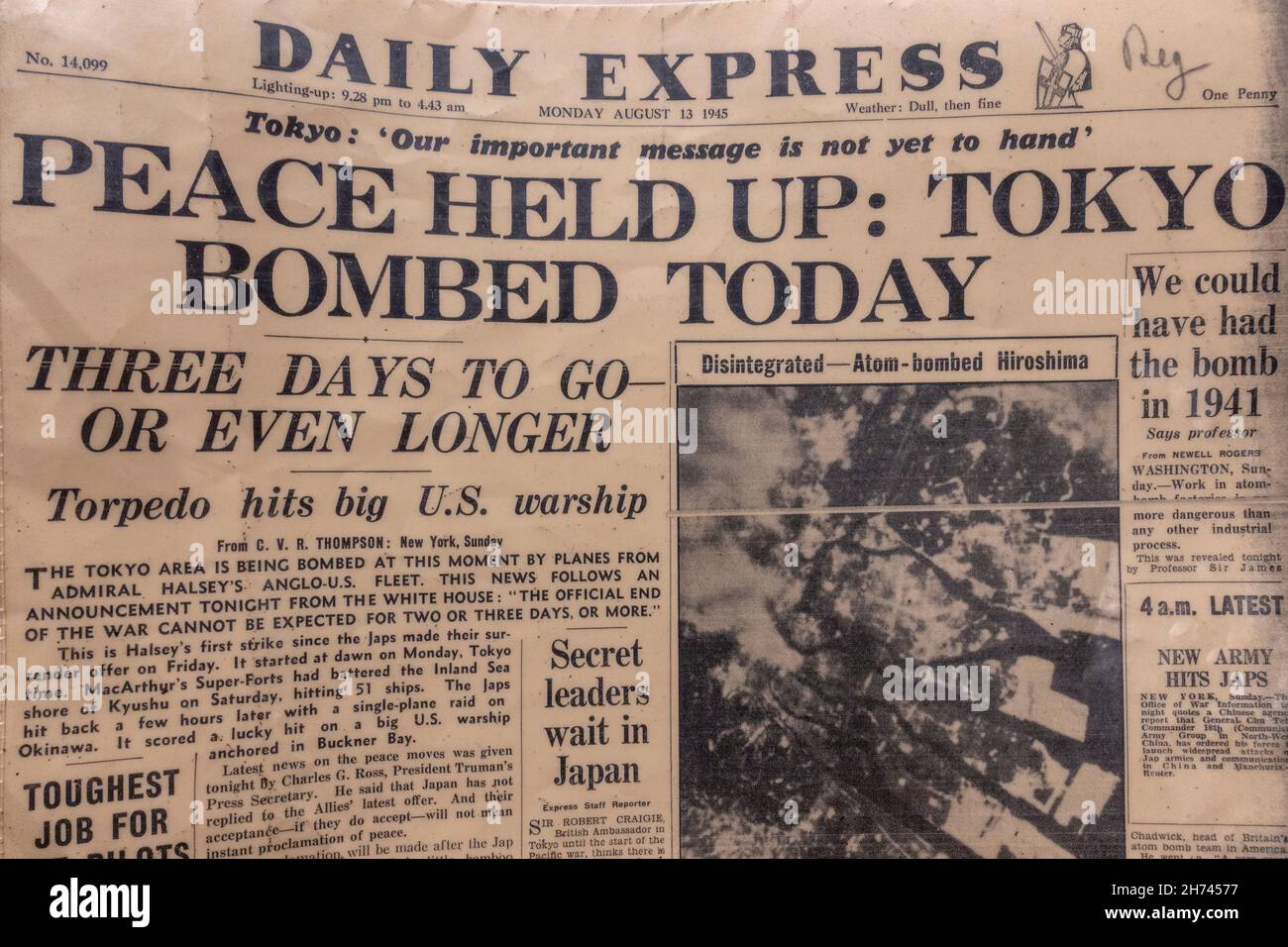 "Peace Held Up: Tokyo bombardati oggi", titolo della prima pagina del Daily Express il 13 agosto 1945 prima della resa giapponese. Foto Stock