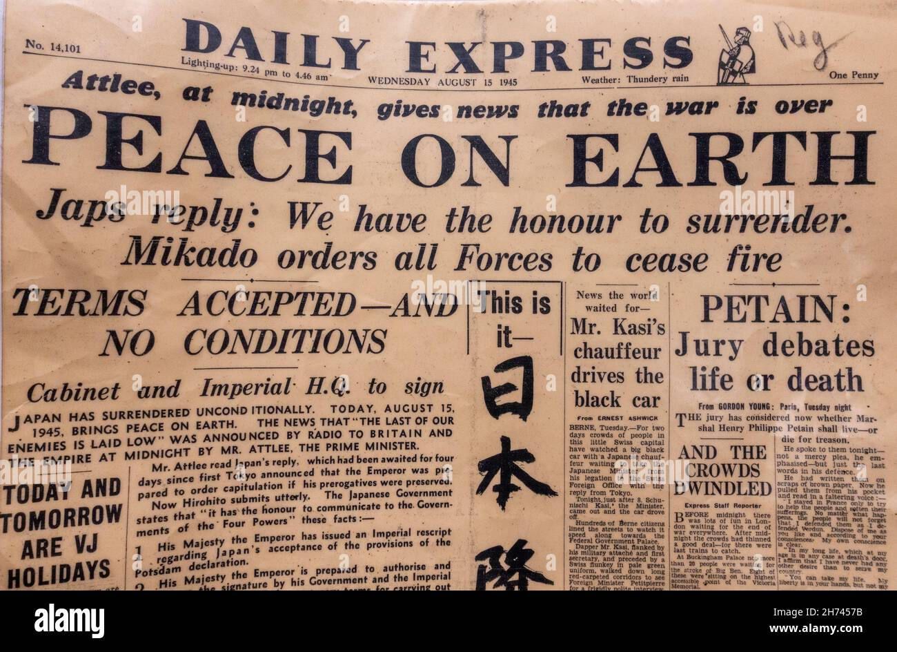'Pace sulla Terra' titolo del Daily Express di mercoledì 15 agosto 1945 dopo la resa del Giappone alla fine della seconda guerra mondiale. Foto Stock