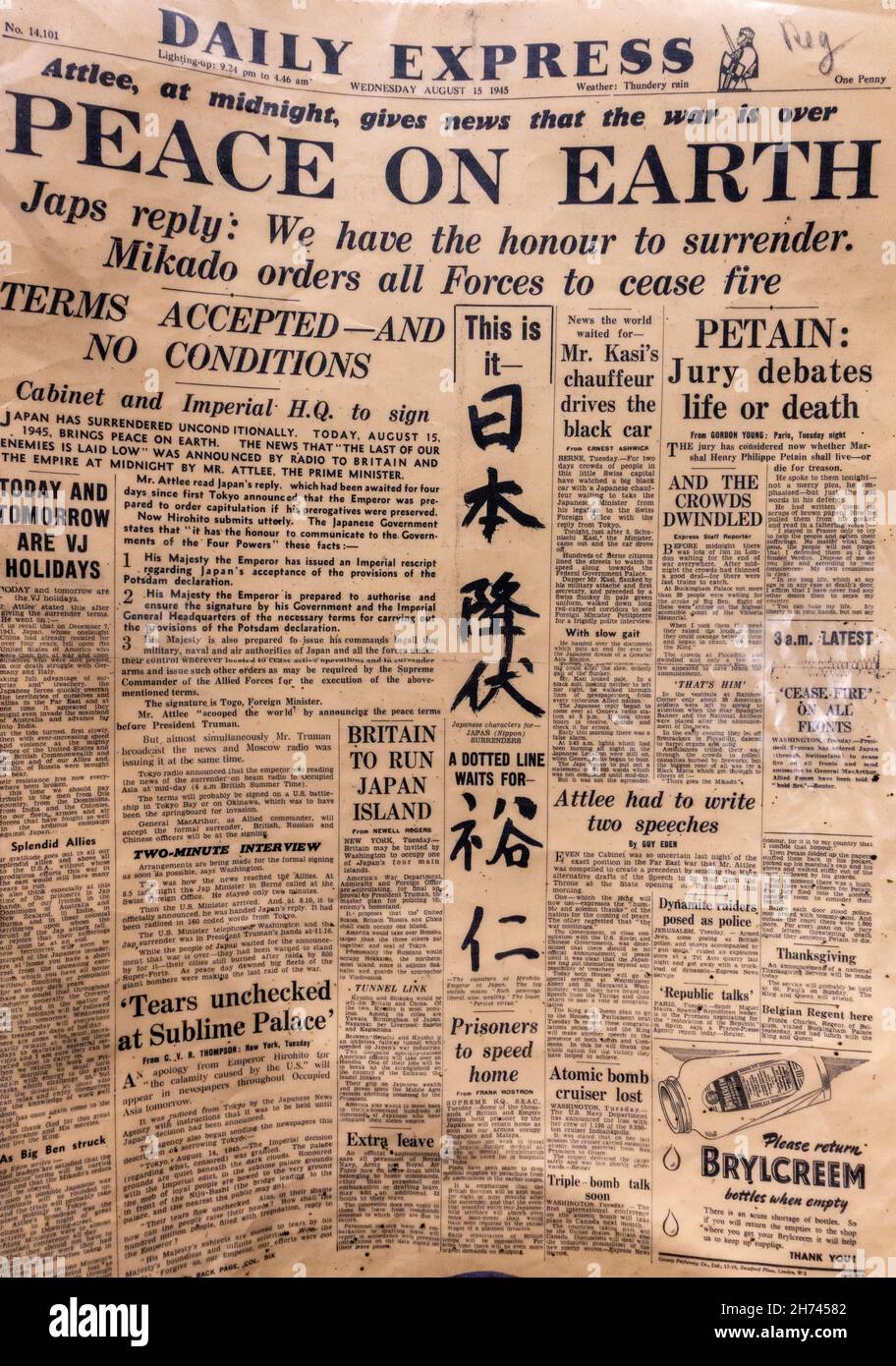 'Pace sulla Terra' titolo del Daily Express di mercoledì 15 agosto 1945 dopo la resa del Giappone alla fine della seconda guerra mondiale. Foto Stock