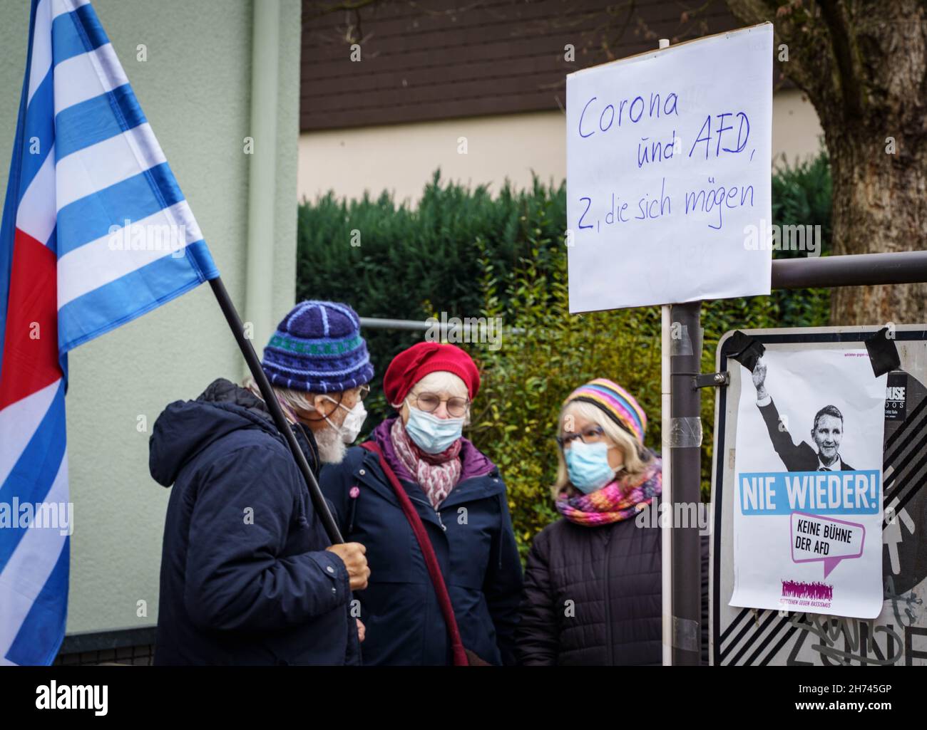 Francoforte, Germania. 20 Nov 2021. 20 novembre 2021, Hessen, Francoforte sul meno: I contromanifestanti si trovano ai margini della sala in cui si svolge la conferenza del partito di Stato dell'AFD hessiano. Un poster dice "Corona e AFD, due che si assomiglia l'uno all'altro". L’AFD hessiano elegge un nuovo comitato esecutivo statale e dovrebbe anche votare se l’associazione statale debba continuare ad essere guidata da una doppia leadership. Foto: Frank Rumpenhorst/dpa Credit: dpa Picture Alliance/Alamy Live News Foto Stock