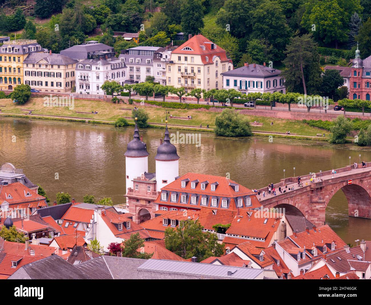 Lo storico ponte porta con due torri a Heidelberg. Sullo sfondo la Chiesa dello Spirito Santo e la città vecchia , Baden Wuerttemberg, Foto Stock