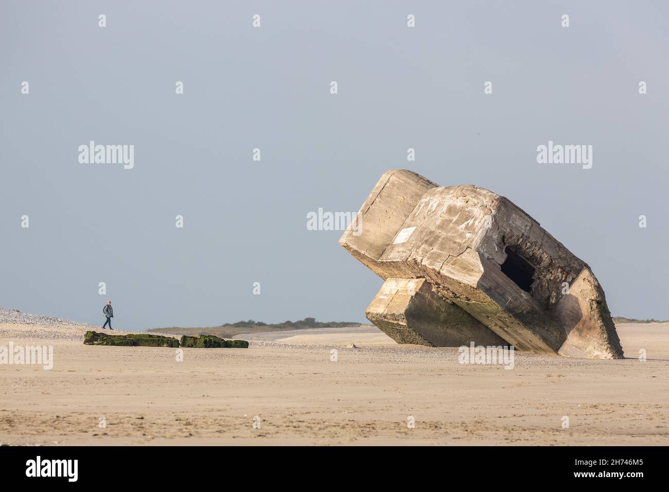Bunker Atlantic Wall arenato sulla spiaggia di Hourdel. Baia di Somme, Francia. Foto Stock