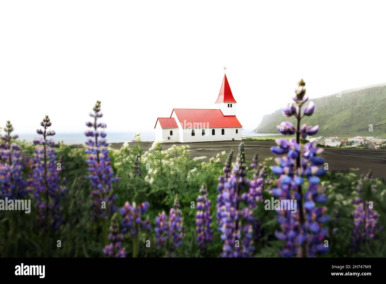 Bella chiesa Vikurkirkja con tetto rosso nel Vik i Myrdal dell'Islanda. Foto Stock
