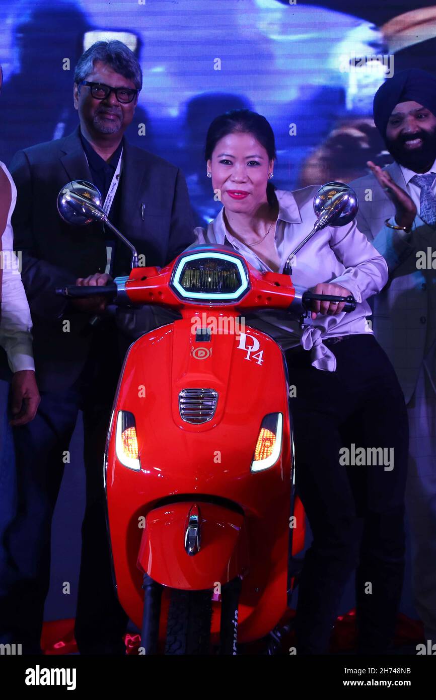 New Delhi, India. 20 Nov 2021. Mangte Chungneijang Mary Kom durante il lancio di Darwin EVat: New Generation Electric Two Wheeler con tecnologia giapponese. (Foto di Jyoti Kapoor/Pacific Press) Credit: Pacific Press Media Production Corp./Alamy Live News Foto Stock